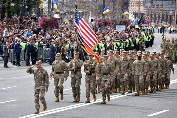 ABD askerleri Kiev'de düzenlenen bağımsızlık günü geçidinde. - Sputnik Türkiye