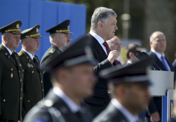Ukrayna Cumhurbaşkanı Petro Poroşenko Kiev'de düzenlenen bağımsızlık günü geçidinde. - Sputnik Türkiye