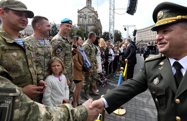 (Sağdan sola) Ukrayna Savunma Bakanı Stepan Poltorak ve Cumhurbaşkanı Petro Poroşenko, Kiev'de düzenlenen bağımsızlık günü geçidinde. - Sputnik Türkiye
