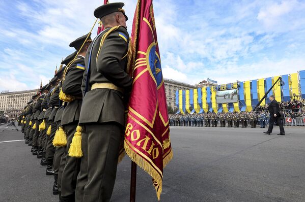 Ukrayna Cumhurbaşkanı Petro Poroşenko (sağda) Kiev'de düzenlenen bağımsızlık günü geçidinde. - Sputnik Türkiye