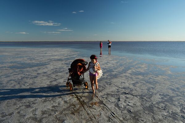Altay'ın Slavgorod bölgesinde Burlinskoye tuz gölünün kıyısında tatil yapanlar. - Sputnik Türkiye
