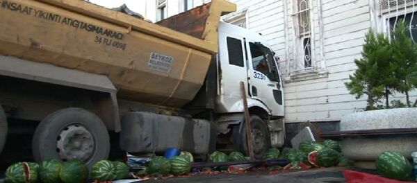 Hafriyat kamyonu Ahmet Mithat Efendi Yalısı'na çarptı - Sputnik Türkiye