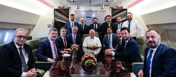 Başbakan Binali Yıldırım uçakta gazetecilerle - Sputnik Türkiye