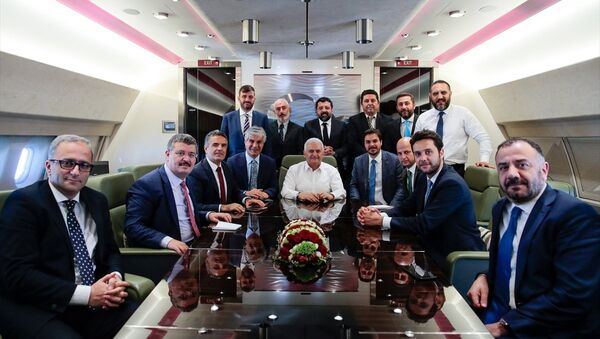 Başbakan Binali Yıldırım uçakta gazetecilerle - Sputnik Türkiye