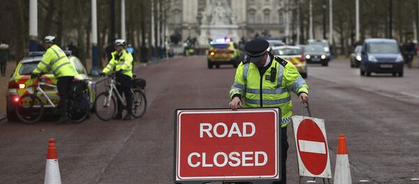 Police close a road during the Changing of the Guard ceremony at Buckingham Palace in London - Sputnik Türkiye
