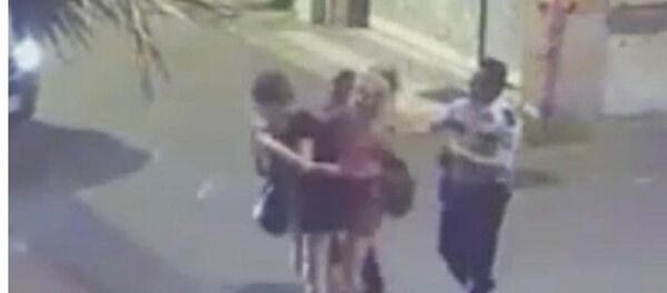 Tacize uğrayan kadınları döven polis - Sputnik Türkiye