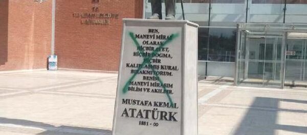 Eskişehir'de Atatürk heykeline sprey boyalı saldırı - Sputnik Türkiye