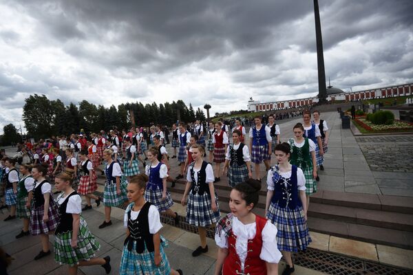 İskoç dans uluslararası takımı Spasskaya Kulesi Festivali'ne katılanların geçidinde (Poklonnaya Gora, Moskova). - Sputnik Türkiye