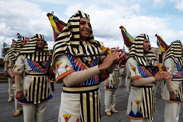 Mısır'ın Askeri Senfoni Orkestrası Spasskaya Kulesi Festivali'ne katılanların geçidinde (Poklonnaya Gora, Moskova). - Sputnik Türkiye