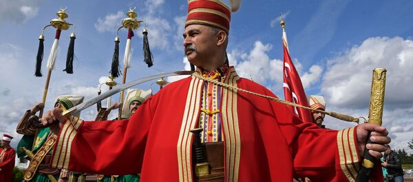 Türk Silahlı Kuvvetleri (TSK) Mehter takımı bestecisi Spasskaya Kulesi Festivali'ne katılanların geçidinde (Poklonnaya Gora, Moskova). - Sputnik Türkiye