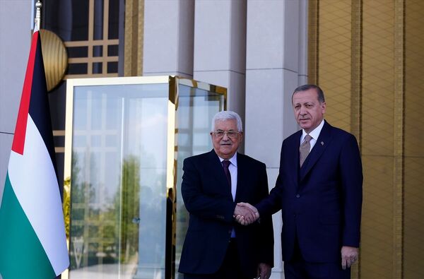 İki ülke heyetlerinin takdimi sonrasında, Erdoğan ve Abbas merdivenlerde Türkiye ve Filistin bayrakları önünde el sıkışarak gazetecilere poz verdi. İki ülke heyetlerinin takdimi sonrasında, Erdoğan ve Abbas merdivenlerde Türkiye ve Filistin bayrakları önünde el sıkışarak gazetecilere poz verdi. - Sputnik Türkiye