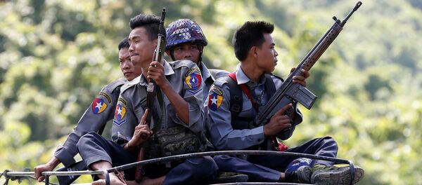 Myanmar'da BM konvoyuna eşlik eden güvenlik güçleri - Sputnik Türkiye