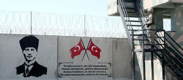 Suriye sınırındaki duvara Türk bayrakları ve Atatürk portresi - Sputnik Türkiye