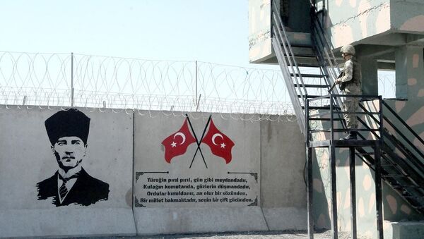 Suriye sınırındaki duvara Türk bayrakları ve Atatürk portresi - Sputnik Türkiye