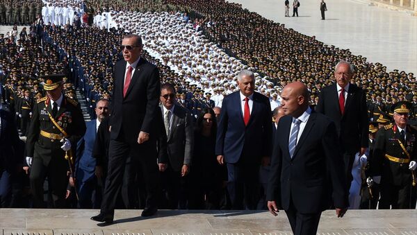 Cumhurbaşkanı Recep Tayyip Erdoğan, Başbakan Binali Yıldırım, CHP Genel Başkanı Kemal Kılıçdaroğlu - 30 Ağustos - Anıtkabir - Sputnik Türkiye