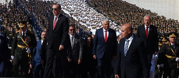 Cumhurbaşkanı Recep Tayyip Erdoğan, Başbakan Binali Yıldırım, CHP Genel Başkanı Kemal Kılıçdaroğlu - 30 Ağustos - Anıtkabir - Sputnik Türkiye