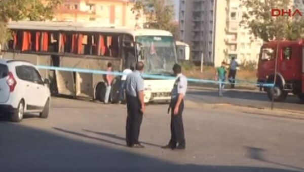 İzmir'de servis otobüsü geçişi sırasında patlama - Sputnik Türkiye