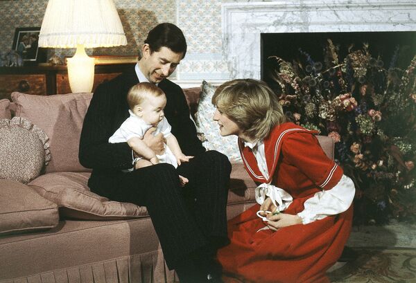 Prens Charles, Prenses Diana ve 6 aylık oğulları Prens William (1982) - Sputnik Türkiye