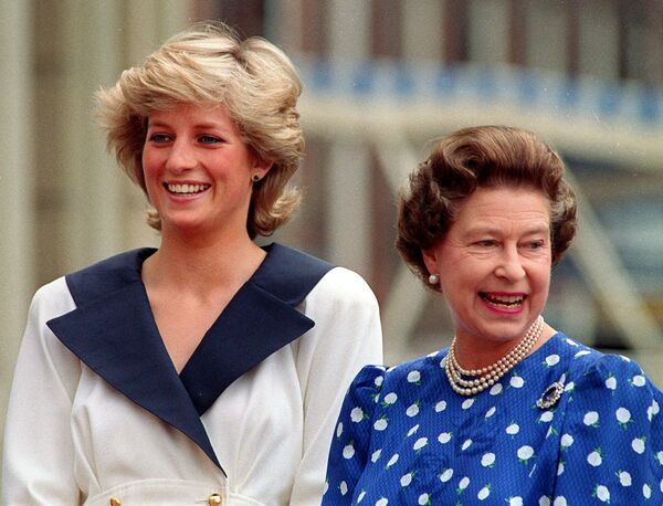 Prenses Diana, Kraliçe II. Elizabeth ile birlikte (1987) - Sputnik Türkiye