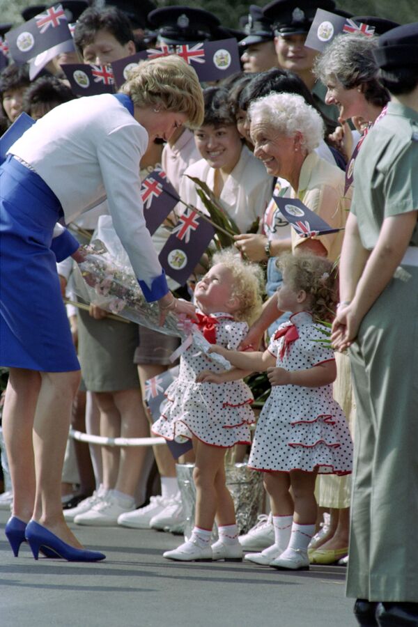 Asya turnesinin son günü küçük ikiz kız kardeşler Diana'ya çiçek verirken (1989) - Sputnik Türkiye
