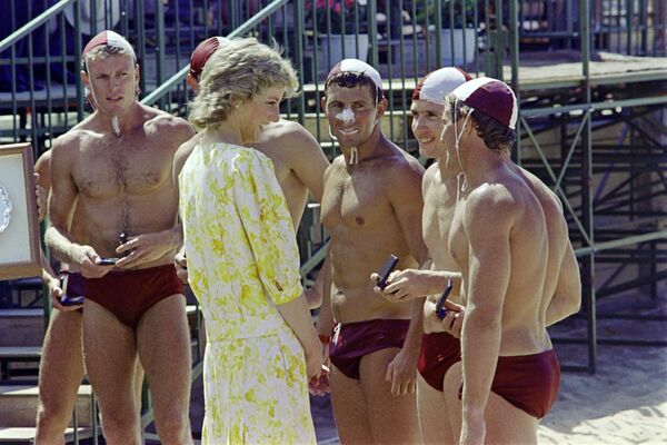 Prenses Diana, Princess of Wales Plate adlı yarışmanın kazananlarıyla (1988) - Sputnik Türkiye