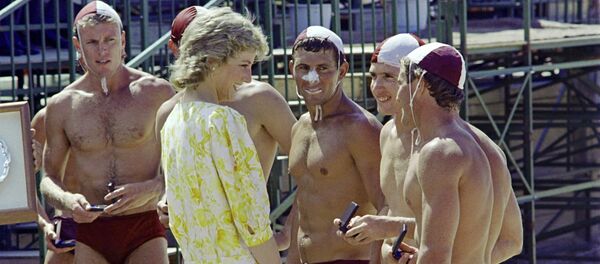 Prenses Diana, Princess of Wales Plate adlı yarışmanın ödüllerinin bir tanesini kazanan takımla konuşurken. Sidney, 1988. Prenses Diana, Princess of Wales Plate adlı yarışmanın ödüllerinin bir tanesini kazanan takımla konuşurken. Sidney, 1988. - Sputnik Türkiye