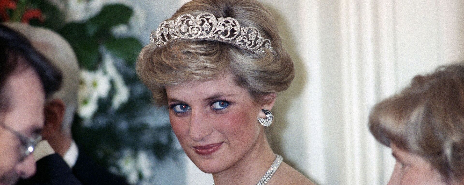Prenses Diana, Bonn'da Batı Almanya Cumhurbaşkanı Richard von Weizsacker tarafından Britanya kraliyet ailesinin şerefine verilen akşam şöleninde. 1987. - Sputnik Türkiye, 1920, 24.05.2021