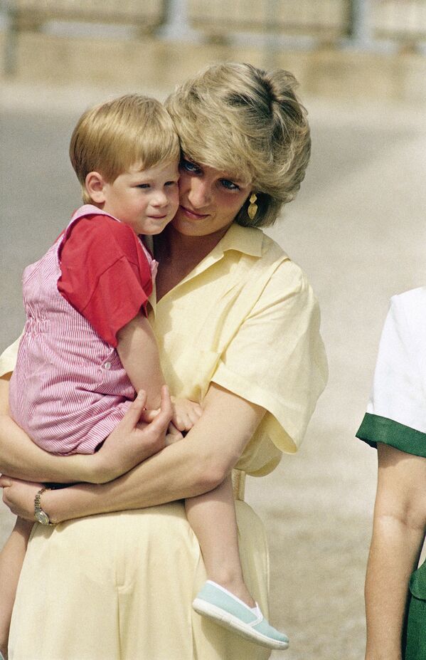 Oğlu Prens Harry ile birlikte İspanya'da (1987) - Sputnik Türkiye