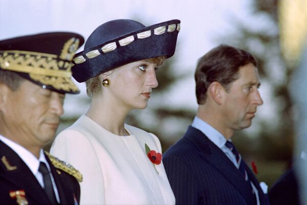 Prenses Diana, eşi Galler Prensi Charles ile birlikte Güney Kore'nin başkenti Seul'deki Ulusal Mezarlığı Meçhul Askerler Anıtı'nda (199 - Sputnik Türkiye