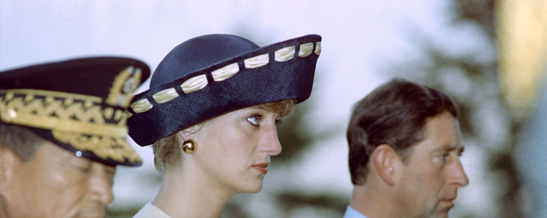 Prenses Diana, eşi Galler Prensi Charles ile birlikte Güney Kore başkenti Seul'deki Ulusal Mezarlığı Meçhul Askerler Anıtı'nı ziyaret ederken. 1992. - Sputnik Türkiye, 1920, 22.05.2021