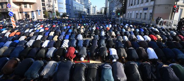 Moskova Ulu Camii yanında Kurban Bayramı'nda namaz kılanlar. - Sputnik Türkiye