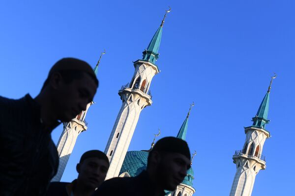 Kazan'in Kul Şerif Camii yanında Kurban Bayramı'nda namaz kılanlar. - Sputnik Türkiye