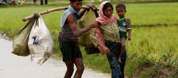 Bangladeş-Myanmar sınırını geçmeye çalışan Arakanlı sığınmacılar - Sputnik Türkiye
