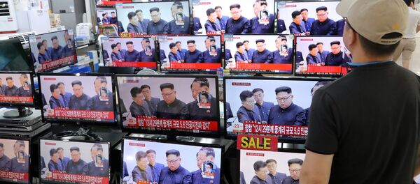 Bu arada bölgeden tepkiler gecikmedi. Güney Kore Devlet Başkanı Moon Jae-in, ABD'nin en güçlü taktik silahlarını konuşlandırmayı değerlendireceklerini açıkladı. Moon, Kuzey Kore'yi dünyadan tamamen izole edecek BM yaptırımları da dahil güçlü yanıt çağrısı yaptı. Bu arada bölgeden tepkiler gecikmedi. Güney Kore Devlet Başkanı Moon Jae-in, ABD'nin en güçlü taktik silahlarını konuşlandırmayı değerlendireceklerini açıkladı. Moon, Kuzey Kore'yi dünyadan tamamen izole edecek BM yaptırımları da dahil güçlü yanıt çağrısı yaptı. - Sputnik Türkiye