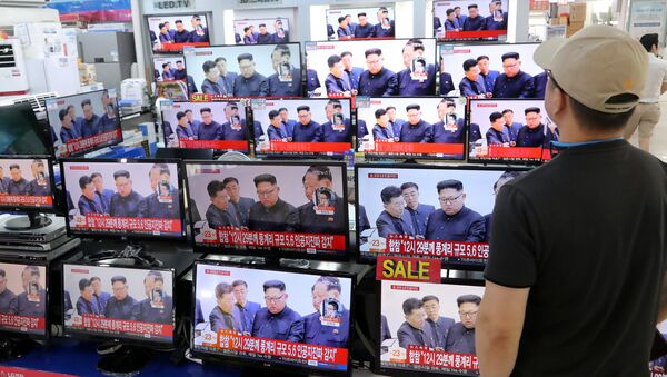 ​Bu arada bölgeden tepkiler gecikmedi. Güney Kore Devlet Başkanı Moon Jae-in, ABD'nin en güçlü taktik silahlarını konuşlandırmayı değerlendireceklerini açıkladı. Moon, Kuzey Kore'yi dünyadan tamamen izole edecek BM yaptırımları da dahil güçlü yanıt çağrısı yaptı. - Sputnik Türkiye