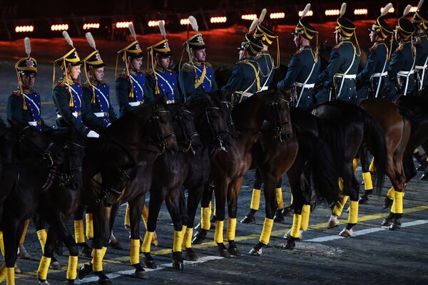 Devlet Başkanı (Prezidentski) Alayı'nın atlı kıtaları 10. Spasskaya Kulesi Festivali'nin kapanış töreninde, Moskova. - Sputnik Türkiye