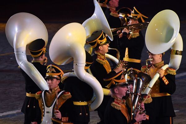 Rusya Federasyonu Savunma Bakanlığı Merkezi Askeri Orkestrası müzisyenleri 10. Spasskaya Kulesi Festivali'nin kapanış töreninde, Moskova. - Sputnik Türkiye