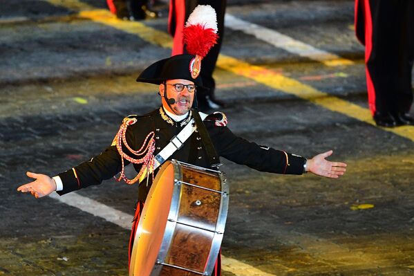 İtalya'nın Arma dei Carabinieri Orkestrası müzisyeni 10. Spasskaya Kulesi Festivali'nin kapanış töreninde, Moskova. - Sputnik Türkiye
