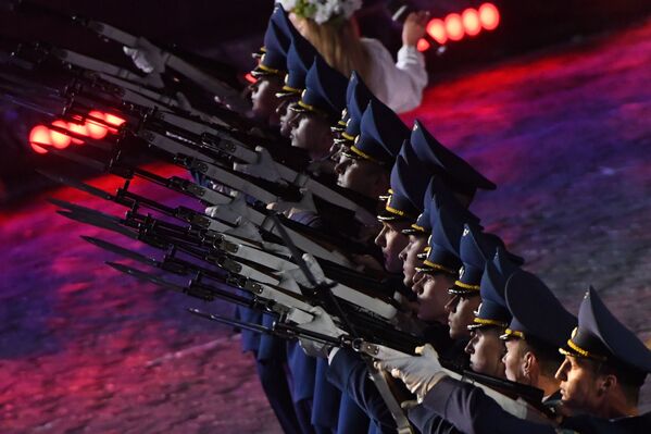Belarus Silahlı Kuvvetleri Şeref Kıtası'nın Orkestrası ve Bolüğü 10. Spasskaya Kulesi Festivali'nin kapanış töreninde, Moskova. - Sputnik Türkiye