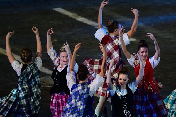 Uluslararası İskoç dans takımı üyeleri 10. Spasskaya Kulesi Festivali'nin kapanış töreninde, Moskova. - Sputnik Türkiye