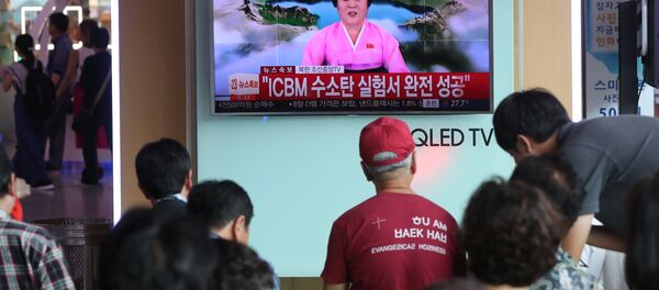 People watch a TV news report about North Korea's hydrogen bomb test at a railway station in Seoul, South Korea on September 3, 2017. People watch a TV news report about North Korea's hydrogen bomb test at a railway station in Seoul, South Korea on September 3, 2017. - Sputnik Türkiye