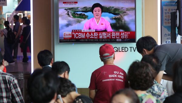 People watch a TV news report about North Korea's hydrogen bomb test at a railway station in Seoul, South Korea on September 3, 2017. - Sputnik Türkiye