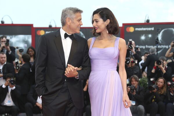 Oyuncu ve yönetmen George Clooney eşi Amal Clooney ile birlikte 74. Venedik Film Festivali'nde. - Sputnik Türkiye