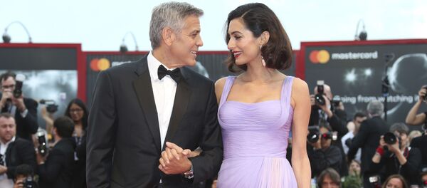 Oyuncu ve yönetmen George Clooney eşi Amal Clooney ile birlikte 74. Venedik Film Festivali'nde. - Sputnik Türkiye