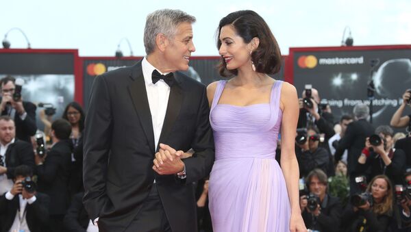 Oyuncu ve yönetmen George Clooney eşi Amal Clooney ile birlikte 74. Venedik Film Festivali'nde. - Sputnik Türkiye