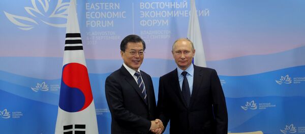 Güney Kore lideri Moon Jae-in, Rusya Devlet Başkanı Vladimir Putin - Sputnik Türkiye