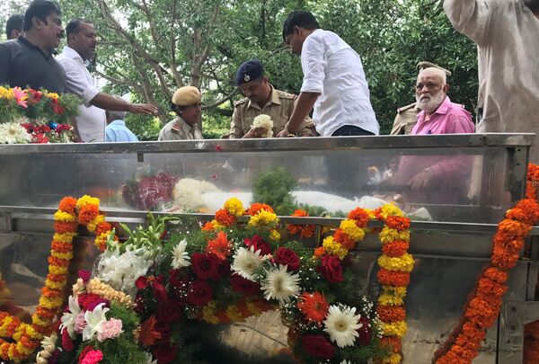 Gauri Lankesh'in tabutu - Sputnik Türkiye