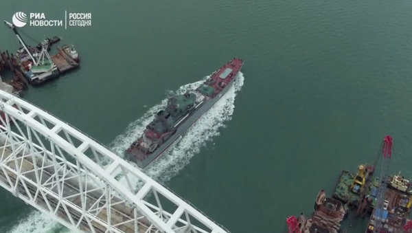 Rus Deniz Kuvvetleri’nin indirme gemisi Kırım Köprüsü’nün altından böyle geçti - Sputnik Türkiye