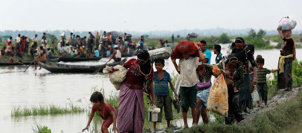 Myanmar-Bangladeş sınırını geçmeye çalışan Arakanlı Müslümanlar - Sputnik Türkiye