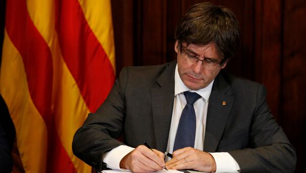 Katalonya özerk yönetimi Başkanı Carles Puigdemont bağımsızlık referandumu yapılması kararını imzaladı - Sputnik Türkiye